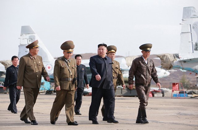 북한 노동신문은 김정은 국무위원장이 16일 조선인민군 항공 및 반항공군 제1017군부대 전투비행사들의 비행훈련을 지도했다고 보도했다. 뉴시스