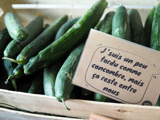 프랑스 ‘Nous Épiceries Anti-Gaspi(음식물 쓰레기와 싸우는 식료품점)’에서 판매하는 못생긴 오이. “오이치고는 이상하게 생겼지만, 이건 우리 사이의 비밀로 해요”라는 유머섞인 문구가 적혀있다. 촬영 Julien Caktus