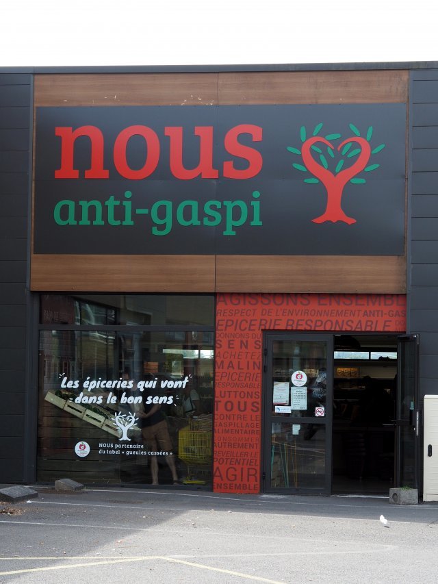 프랑스 브르고뉴 지방에 있는 ‘Nous Épiceries Anti-Gaspi(음식물 쓰레기와 싸우는 식료품점)’외관. 6월이면 지점이 4곳으로 늘어난다. 촬영 Julien Caktus