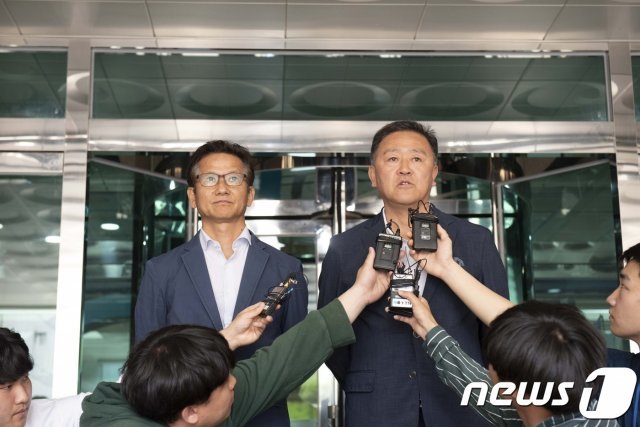 문상빈 제2공항반대범도민행동 공동집행위원장과 강원보 제2공항 성산읍반대대책위 위원장이  제주지검 앞에서 기자회견을 하고 있다© 뉴스1