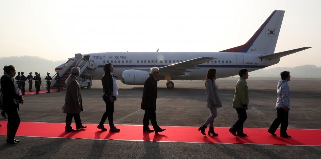 카자흐스탄 유해봉환식으로 서울공항에 도착한 독립지사 황운정 계봉우 선생의 유가족들이 비행기에서 내리고 있다.