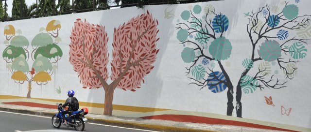 대기 속 오염물질을 제거하는 페인트 ‘녹스 아웃’을 이용해 필리핀 간선도로 인근 벽에 그린 허파 모양의 나무들. 녹스 아웃 페인트로 1㎡를 칠하면 1년에 산화질소를 160g 제거할 수 있다는 사실이 제품 실험과정에서 확인됐다. 이는 나무 한 그루가 공기를 정화하는 능력과 맞먹는 수준이다. 사진 퍼시픽 페인트 제공