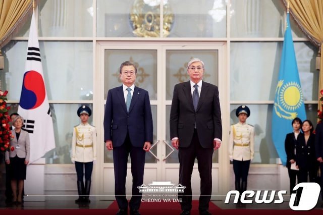 카자흐스탄을 국빈방문 중인 문재인 대통령이 22일 현지 대통령궁에서 카심조마르트 토카예프 대통령과 함께 공식환영식을 하고 있다.
