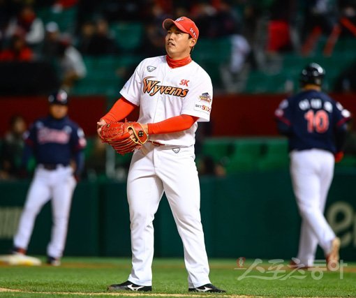 공인구 반발계수 조정으로 올 시즌 KBO리그 전체 홈런 개수는 눈에 띄게 줄었다. 하지만 타고투저의 완화라고 하기엔 투수들의 볼넷이 훌쩍 늘고 탈삼진이 줄었다. ‘만악의 근원’이라고 불리는 볼넷 증가는 투수에게 비극이다. 사진은 볼넷을 내준 뒤 아쉬워하는 강지광(SK 와이번스). 스포츠동아DB