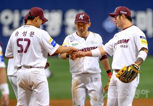 ‘완전체’를 이룬 영웅군단은 선두인 두산 베어스와의 주중 홈 3연전에서 설욕에 성공할 수 있을까. 박병호(맨 오른쪽) 등 부상병이 돌아와 ‘100% 전력’으로 나서는 키움 히어로즈가 두산과의 시즌 첫 3연전(3월 26∼28일·1승2패)의 아쉬움을 털어낼 수 있을지 주목된다. 스포츠동아DB