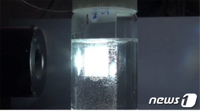물과 메탄올을 섞은 반응물에 개발된 ‘단원자 구리/이산화티타늄 촉매’를 넣고 빛을 가하면 수소가 생성된다. 사진 속 기포는 수소가 활발히 생성되고 있음을 보여준다.(IBS 제공)© 뉴스1