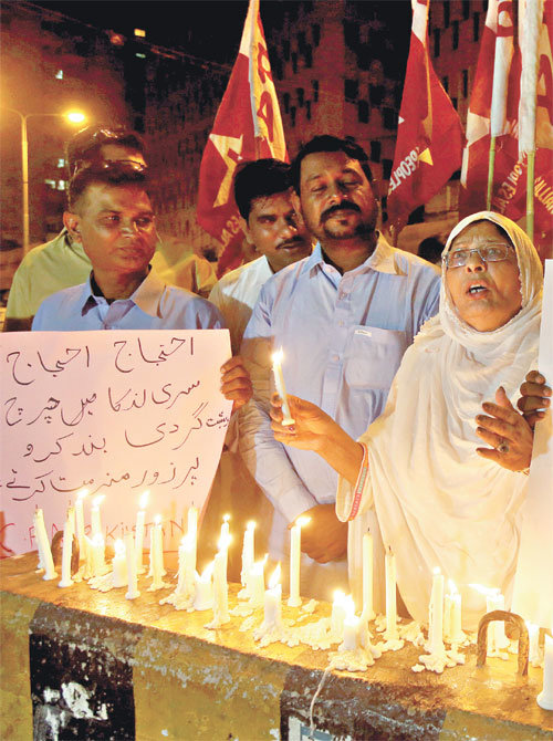 테러 희생자 촛불 추모 21일 파키스탄 카라치에서 시민들이 스리랑카 테러 희생자들을 추모하고 있다. 스리랑카 수도 콜롬보의 성당과 호텔 등 8곳에서 일어난 연쇄 폭발 테러로 최소 290명이 사망하고 500여 명이 부상을 입었다. 카라치=AP 뉴시스