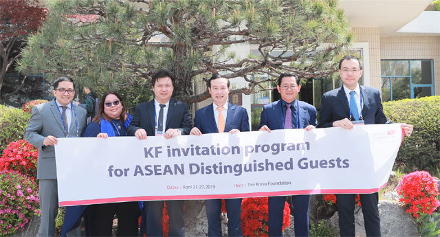 한국국제교류재단(KF) 초청으로 한국을 방문한 아세안 국가 유력인사 방문단이 22일 재단이 마련한 환영행사에 참석해 기념사진을 찍고 있다. 한국국제교류재단 제공