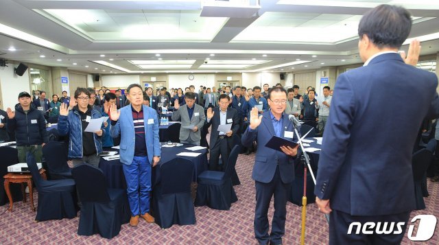 지난 9일 대전 계룡스파텔에서 열린 ‘2019년 제1차 한돈자조금관리위원회 대의원회’에서 참석자들이 아프리카돼지열병 국내 유입 차단을 위한 결의문을 낭독하고 있다. (한돈자조금관리위원회 제공)