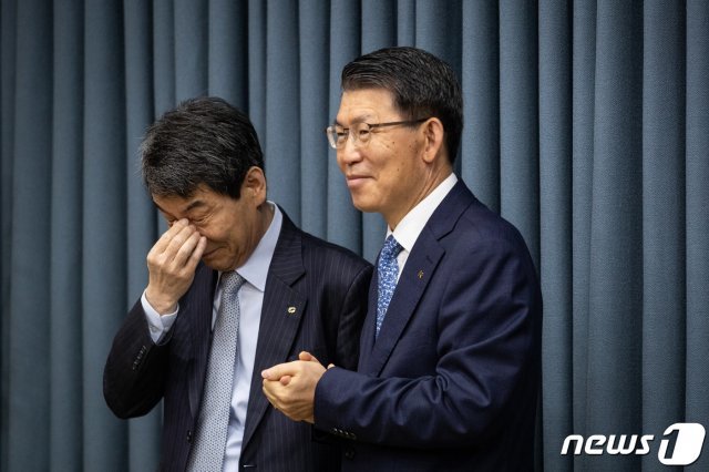 이동걸 산업은행 회장과 은성수 수출입은행장이 23일 서울 종로구 정부서울청사에서 열린 산업경쟁력강화 관계장관회의에 앞서 대화하고 있다. © News1