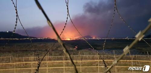 23일 새벽 연천 비무장지대 남측 초소 인근에서 바라본 북측 산불. /사진제공=연천소방서 ⓒ 뉴스1