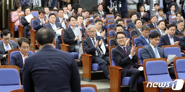 더불어민주당 의원들이 23일 서울 여의도 국회에서 열린 의원총회에서 야당 원내대표들과 패스트트랙 합의에 수고한 홍영표 원내대표에게 박수를 보내고 있다. © News1