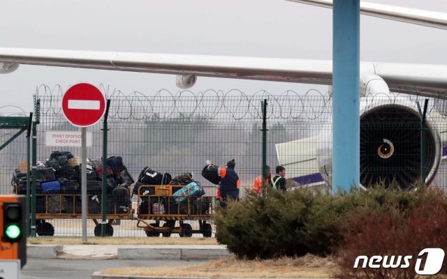 북·러 정상회담을 앞둔 23일(현지시각) 오전 러시아 블라디보스토크 공항에 도착한 북한 고려항공 여객기에서 관계자들이 짐을 옮기고 있다. 2019.4.23/뉴스1 © News1