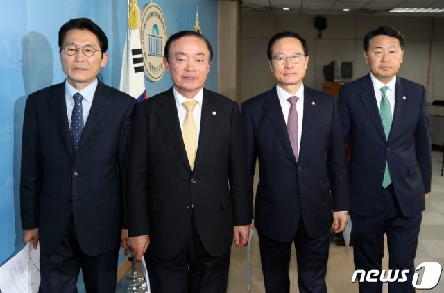 윤소하 정의당(왼쪽부터), 장병완 민주평화당, 홍영표 더불어민주당 김관영 바른미래당 원내대표가 22일 서울 여의도 국회 정론관에서 4당원내대표 합의사항을 발표한 후 걸어나오고 있다. © News1