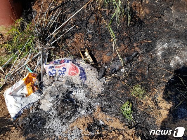 부산 해운대 운봉산 화재 최초 발화지점으로 추정되는 장소에서 폐비닐과 쓰레기 잔해물들이 발견된 모습.(부산지방경찰청 제공)© 뉴스1