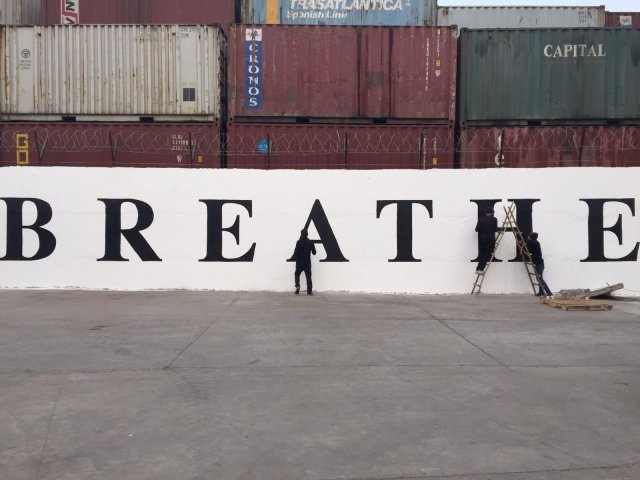 차크르 직원들이 ‘포잉크(POink)’를 이용해 외벽에 ‘숨쉬자(Breathe)’는 글씨를 쓰고 있다. 사진 차크르 팀 제공