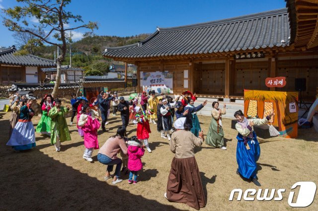 전남 강진군 사의재 저잣거리에서 펼쳐지는 마당극(한국관광공사 제공) © 뉴스1