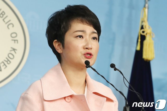 이언주 바른미래당 의원이 23일 오후 서울 여의도 국회 정론관에서 탈당 기자회견을 갖고 있다. © News1