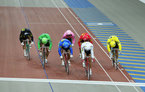 경륜 벨로드롬 경기장에서 역주하는 선수들. 낙차사고가 발생하면 이후 경주에서는 선수들의 모험적인 시도보다 안정적인 주행 패턴을 선택하는 경우가 많아 이변보다 저배당으로 마무리될 가능성이 높다. 사진제공｜국민체육진흥공단