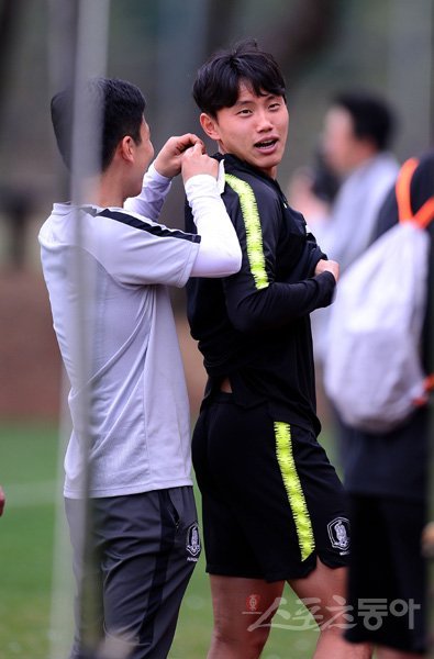 U-20 대표팀 조영욱이 23일 파주NFC에서 진행된 풀 트레이닝을 준비하며 환하게 웃고 있다. 파주｜김종원 기자 won@donga.com