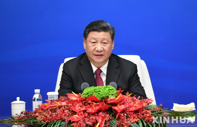 23일 중국 산둥성 칭다오의 국제컨벤션센터에서 열린 관함식에 참석한 대표단 환영 행사에서 시진핑 국가주석이 연설하고 있다.﻿【칭다오(중 산둥성)=신화/뉴시스】