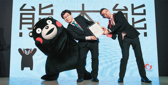 일본 구마모토현 캐릭터 ‘구마몬’이 사람들과 흥미로운 포즈를 취하고 있다. 구마몬은 지난해 1조 5000억 원 이상의 경제적 가치를 창출했다. 사진 출처 아사히신문
