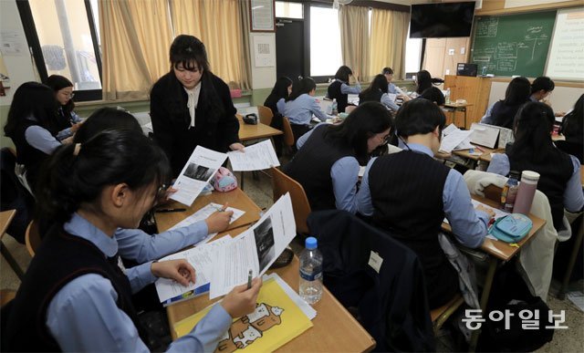 2학년 학생들이 영어수업 자료를 나눠 보며 토론하고 있다. “수업 시간에 자는 아이들이 없다”고 하자 한 학생으로부터 “재미있다”란 답이 돌아왔다. 전주=박영철 기자 skyblue@donga.com