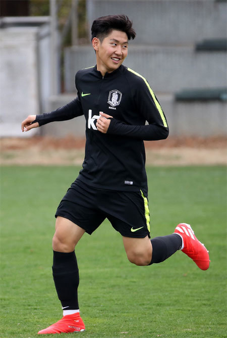 다음 달 23일 폴란드에서 열리는 20세 이하(U-20) 월드컵에 국가대표로 출전하는 이강인이 23일 경기 파주 축구 국가대표팀트레이닝센터(NFC)에서 환하게 웃으며 훈련하고 있다. 파주=뉴시스