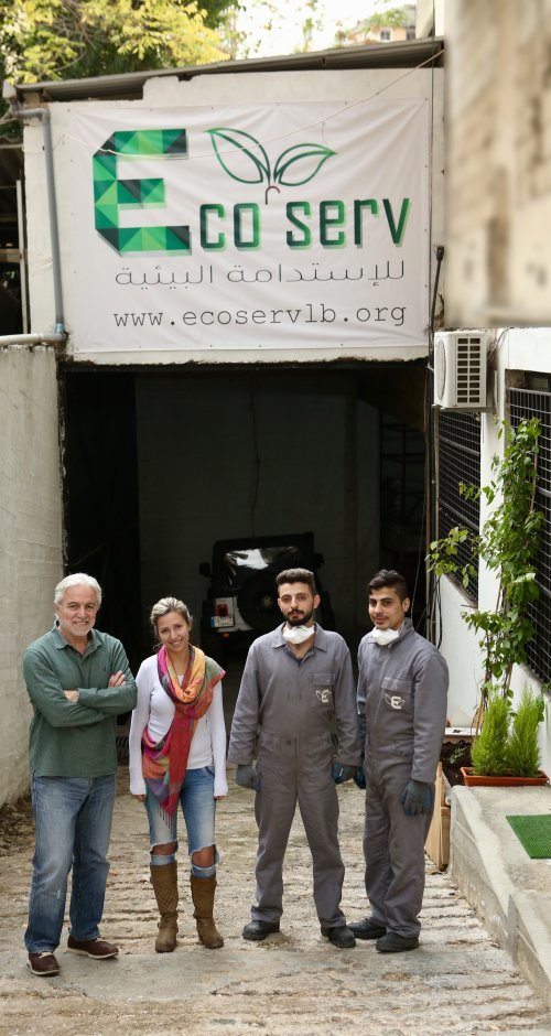 가비 카삽(Gaby Kassab) 에코서브 창립자(왼쪽)와 직원들이 에코서브 본사 앞에 서있다. 사진 에코서브 제공