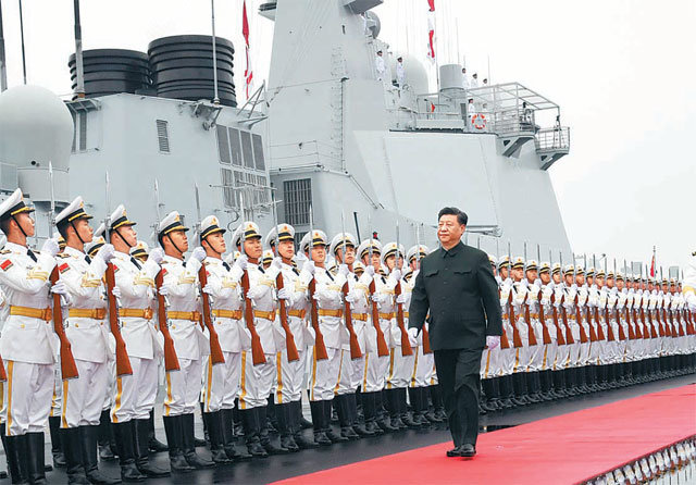 시진핑 중국 국가주석이 23일 산둥성 칭다오에서 인민해방군 해군의장대를 사열하고 있다. 칭다오=AP 뉴시스