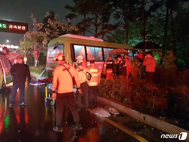 23일 오후 10시30분쯤 부산 남구 대연동의 한 골프연습장 인근 도로에서 마을버스가 빗길에 미끄러져 승객 5명이 다쳤다. 소방구급대원이 현장에서 구조활동을 벌이고 있다.(부산지방경찰청 제공)