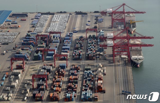 경기도 평택항 컨테이너 부두에 수출 차량과 컨테이너가 선적을 기다리고 있는 모습. /뉴스1DB