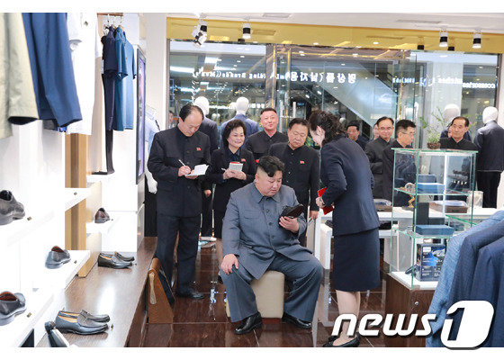 8일 노동신문은 김정은 북한 국무위원장이 개업을 앞둔 평양 대성백화점을 현지지도했다고 전했다.(노동신문) © 뉴스1