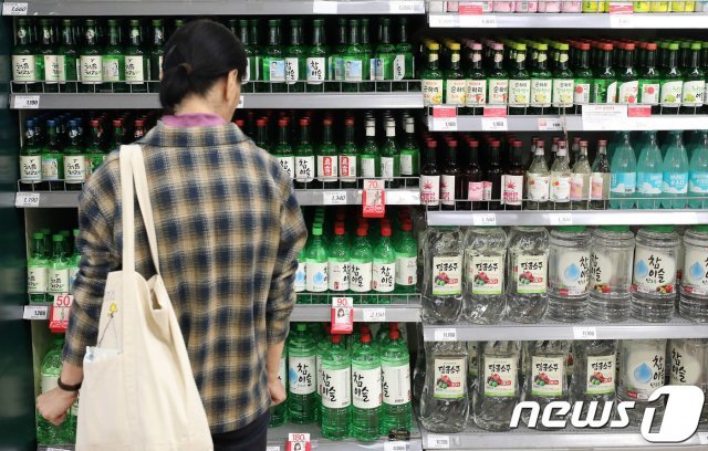 22일 오후 서울시내 한 대형마트에서 한 소비자가 소주를 구매하고 있다… 2018.10.22/뉴스1 © News1