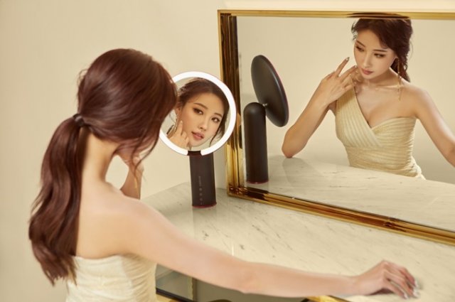 펀샵이 자사 단독 상품인 ‘아미로 메이크업 거울’의 모델로 이사배를 발탁했다.