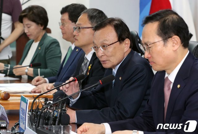 이해찬 더불어민주당 대표가 24일 서울 여의도 국회에서 열린 확대간부회의에서 발언하고 있다. 이해찬 대표는 이날 “자유한국당 장외투쟁에 의원 참여율 저조하고 오래 못간다“며, ”빨리 국회로 돌아와 추경예산안 편성 협의하자“고 말했다. © News1