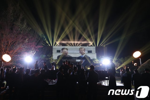 지난해 4월 27일 오후 판문점 평화의 집 앞마당에서 열린 남북정상회담 환송행사에서 평화의 집 전면을 스크린으로 활용한 영상이 펼쳐지고 있다. 이날 남북정상의 역사적인 순간을 기록한 사진이 영상으로 펼쳐지고 있다. © News1 한국공동사진기자단