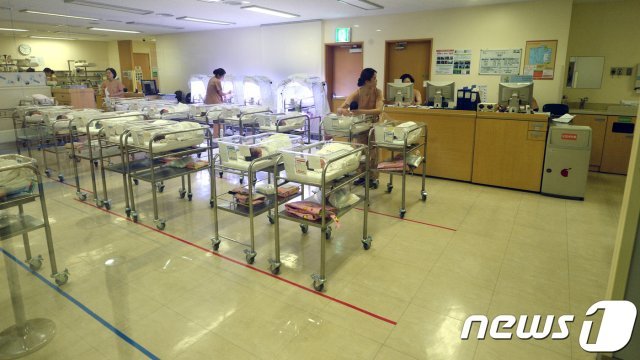 서울 중구의 한 병원에서 간호사들이 신생아를 돌보고 있다. © News1