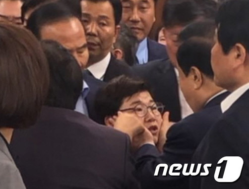 자유한국당이  여성의원에 대한 ‘신체접촉’ 의혹을 제기하고 있는 문희상 국회의장이 임이자 한국당 의원의 볼을 만지는 모습© 뉴스1