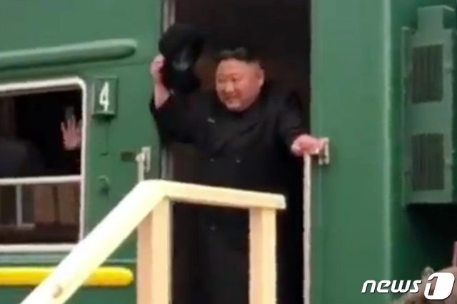 김정은 북한 국무위원장이 24일 오전 북-러정상회담을 앞두고 러시아 연해주 하산역에서 마련된 환영행사에 참석하기 위해 전용열차에서 내리며 손을 흔들고 있다.(올렉 코줴먀코 주지사 SNS 캡처) 2019.4.24/뉴스1