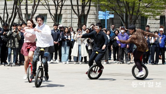 지난 15일 서울광장에서 서커스 공연팀이 외발 자전거 공연을 펼치고있다. 최혁중 기자.