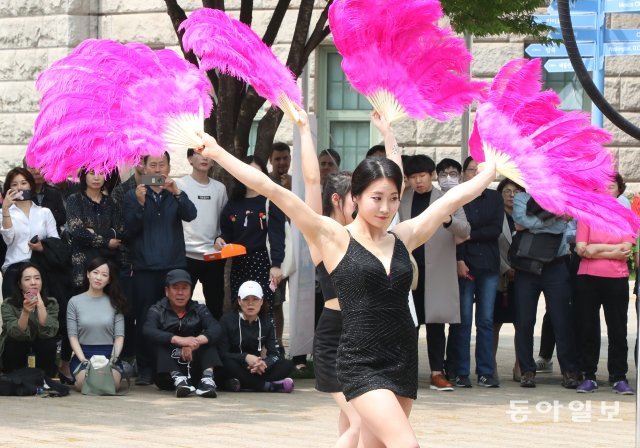 ‘2019 문화가 흐르는 서울광장’ 프로그램의 하나로 ‘조성아 폴아트팀’의 공연이 진행되고있다.
