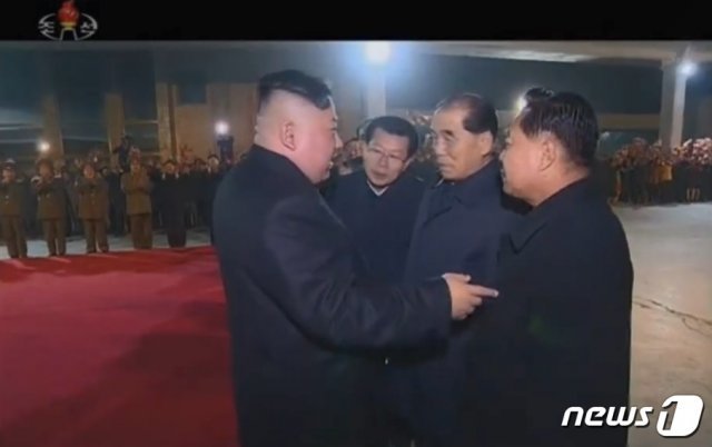 조선중앙TV가 김정은 북한 국무위원장이 24일 새벽 간부들과 시민들의 환송을 받으며 북러정상회담 참석 차 러시아로 떠나는 모습을 공개했다. (조선중앙TV 갈무리)2019.4.24/© 뉴스1