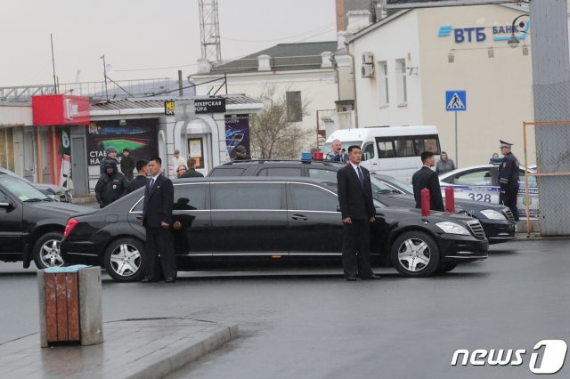 북·러 정상회담을 앞둔 24일(현지시각) 오후 러시아 블라디보스토크역에 김정은 북한 국무위원장의 차량이 도착해 있다. 2019.4.24/뉴스1 © News1