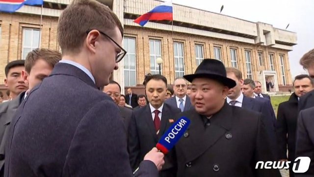 24일(현지시간) 러시아 하산역에 도착한 김정은 북한 국무위원장이 러시아 국영방송인 로시야1과 인터뷰하고 있다.(출처=vesti)© 뉴스1