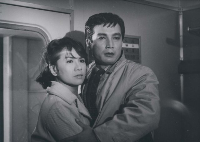 1966년 영화 ‘만추’는 남녀 주인공의 심리를 영상으로 구현한 명작으로 꼽힌다. 이만희 감독이 연출하고 고 신성일(오른쪽)과 문정숙이 주연했다. 사진제공｜한국영상자료원