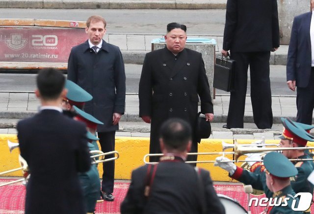 김정은 북한 국무위원장이 24일(현지시각) 오후 북·러 정상회담을 위해 러시아 블라디보스토크역에 도착한 후 러시아 군 의장대를 사열하고 있다. 2019.4.24/뉴스1 © News1