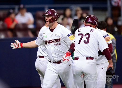 24일 서울 고척스카이돔에서 ‘2019 신한은행 MY CAR KBO리그’ 두산 베어스와 키움 히어로즈의 경기가 열렸다. 7회말 1사 만루 키움 샌즈가 만루 홈런을 날리고 그라운드를 돌아 홈인해 하이파이브하고 있다. 고척｜김종원 기자 won@donga.com