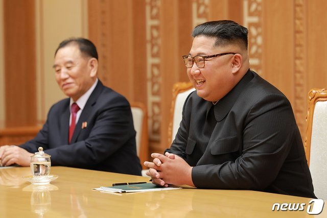 북한 김정은 국무위원장과 김영철 북한 노동당 부위원장 겸 통일전선부장 (청와대 제공)