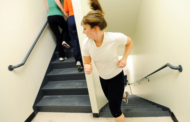 운동 삼아 계단을 오르려면 무릎도 건강하고 근력도 뒷받침되어야 한다. 사진 출처 게티이미지뱅크